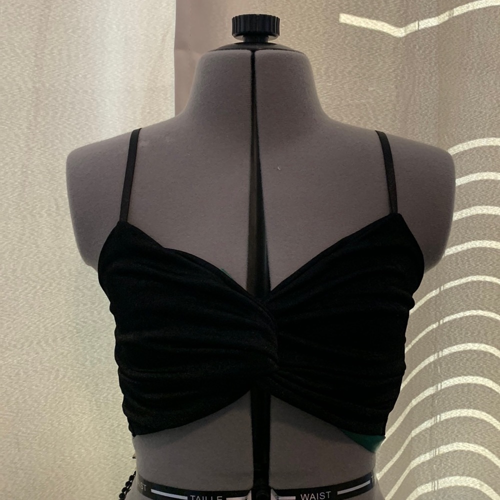 Black twisted front crop